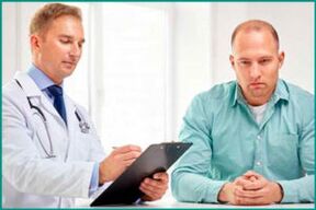 Der Patient an der Rezeption des Arztes