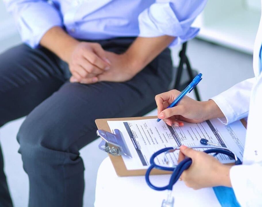Der Arzt verschreibt eine Behandlung gegen Prostatitis.